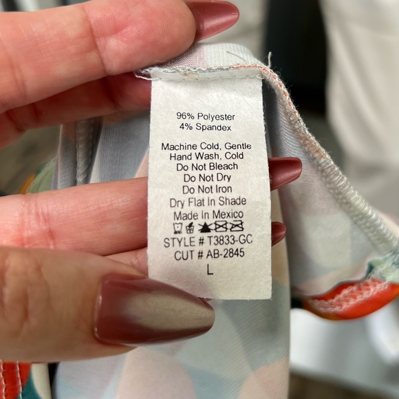 NWOT The Zig Zag Stripe Women’s Multi Colored Print Top Size Large - Picture 10 of 11